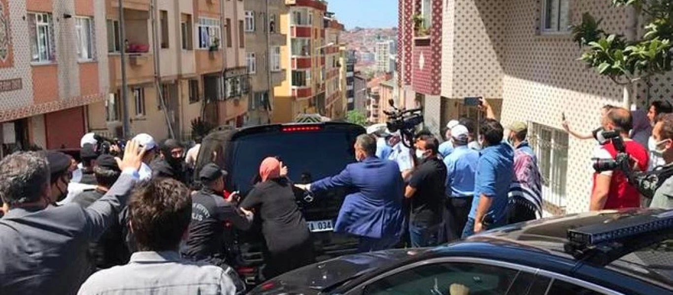  Κωνσταντινούπολη: Επίθεση στον Εκρέμ Ιμάμογλου από εξαγριωμένους διαδηλωτές